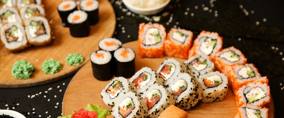 sushi na drewnianej tacy